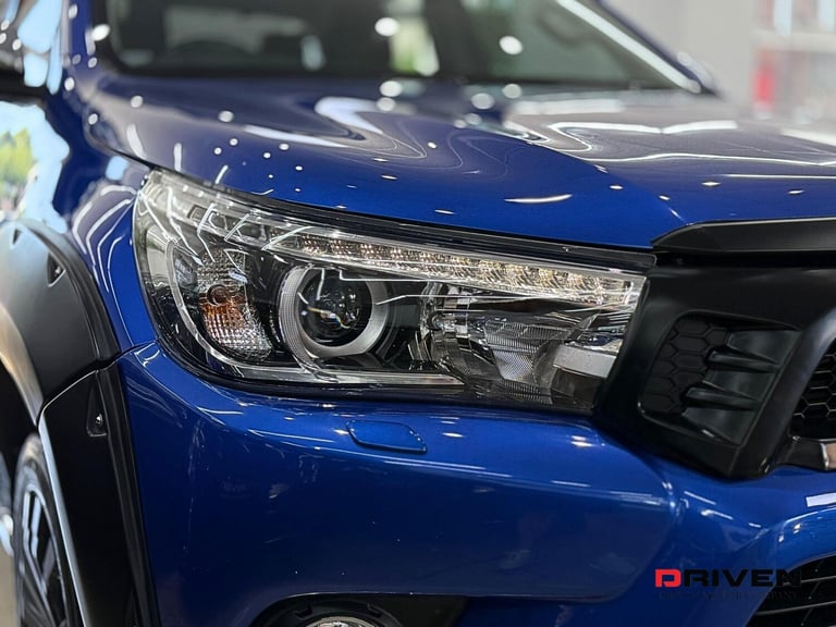 HUGE SPEC! TOYOTA HILUX INVINCIBLE 2.4 D-4D 4WD AUTO + NO VAT + FREE DELIVERY!