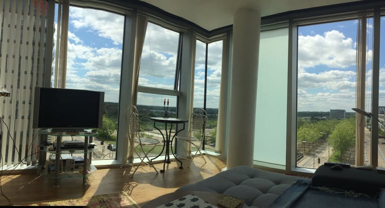 Double Bedroom in a 2-bedroom lovely flat with views at the Hub 