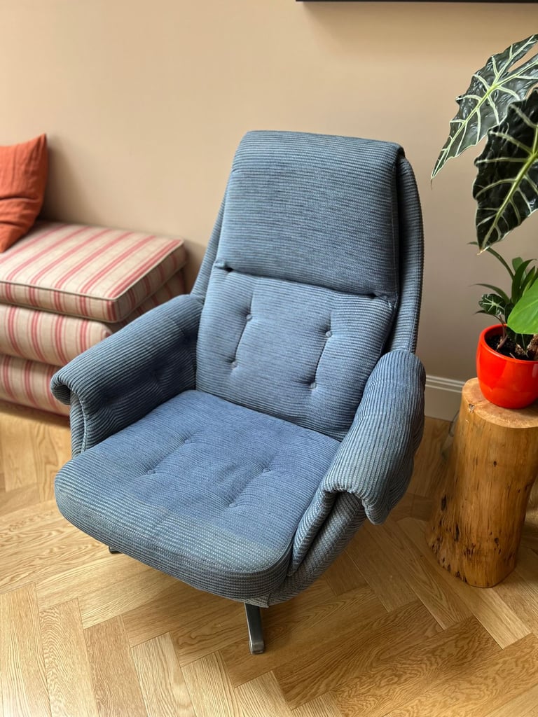 Stylish Mid Century Swivel Lounge Arm Chair