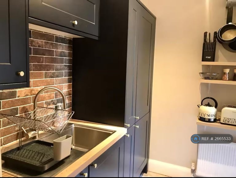 2 bedroom flat in Garratt Terrace, London, SW17 (2 bed) (#2665533)
