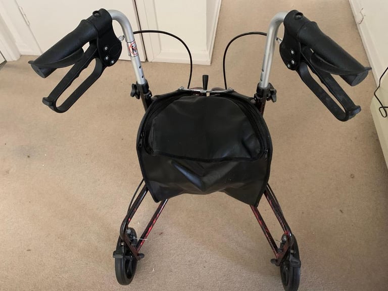 Three wheel pusher with shopping bag