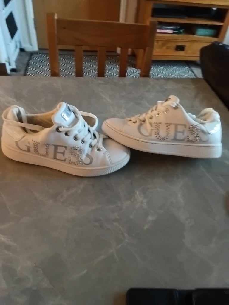image for GUESS TRAINERS UK SIZE 5