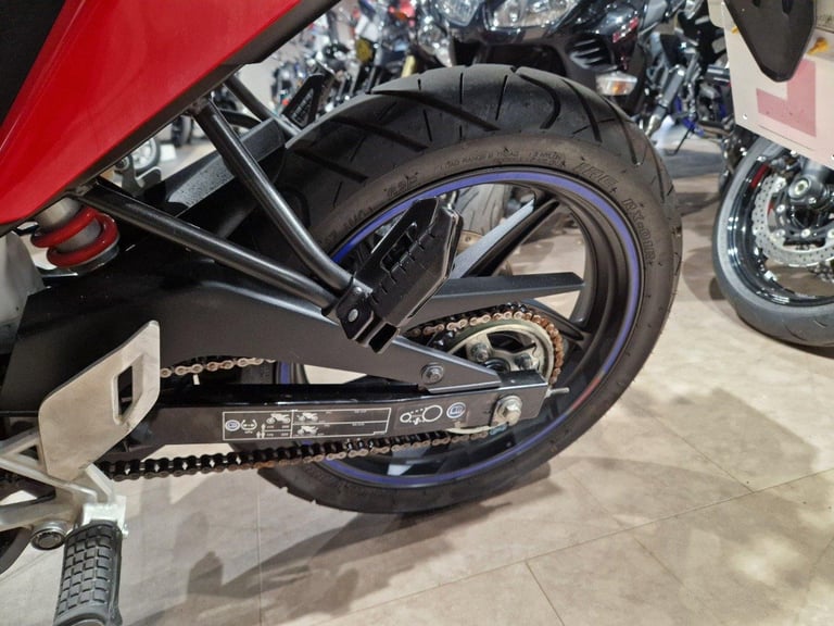 HONDA CBR 125 IN WHITE AND RED