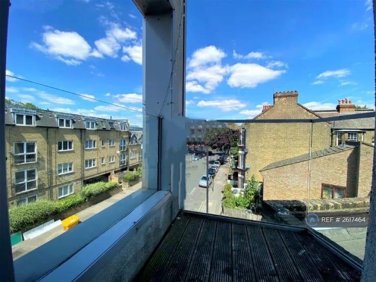 1 bedroom flat in Gauden Road, London, SW4 (1 bed) (#2617464)
