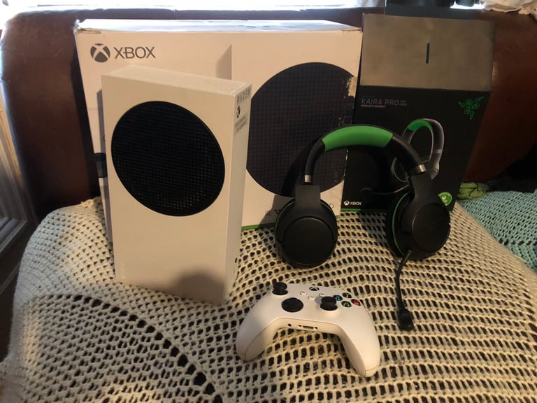 Xbox series S plus accessories 