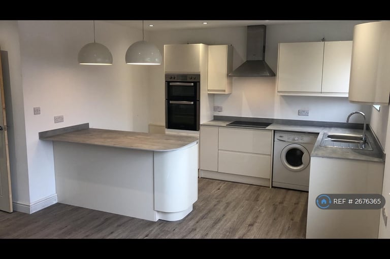 2 bedroom flat in Chaucer Road, Ashford, TW15 (2 bed) (#2676365)