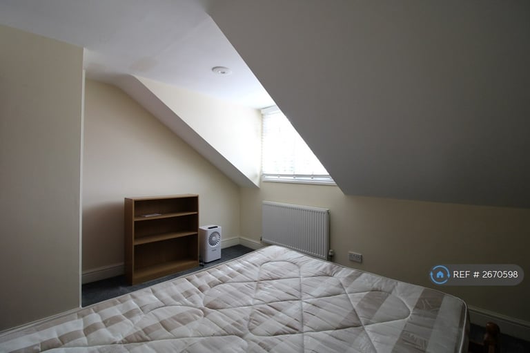 3 bedroom flat in Kellino Street, London, SW17 (3 bed) (#2670598)