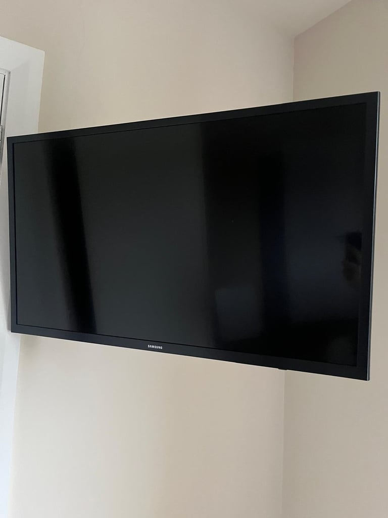 image for Samsung UE325300CK 32 inch 1080p LED Smart TV With Wall Bracket Excellent Condition