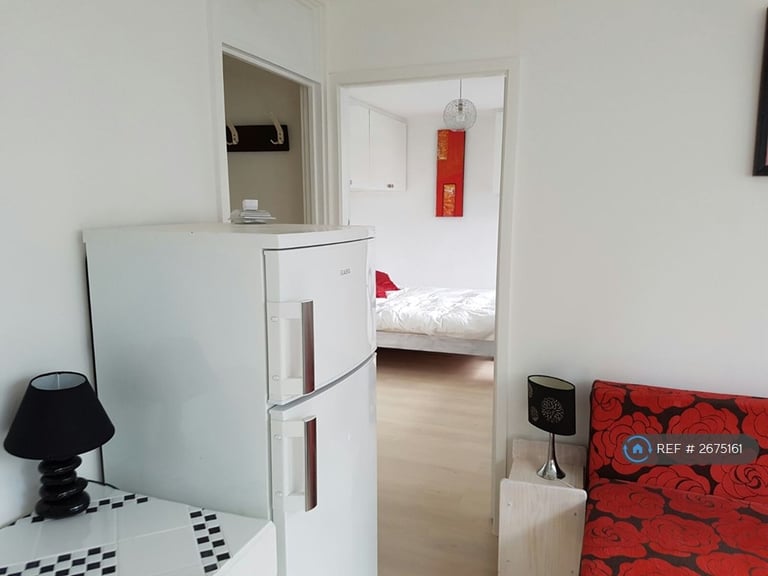 1 bedroom flat in Tregunter Road, London, SW10 (1 bed) (#2675161)