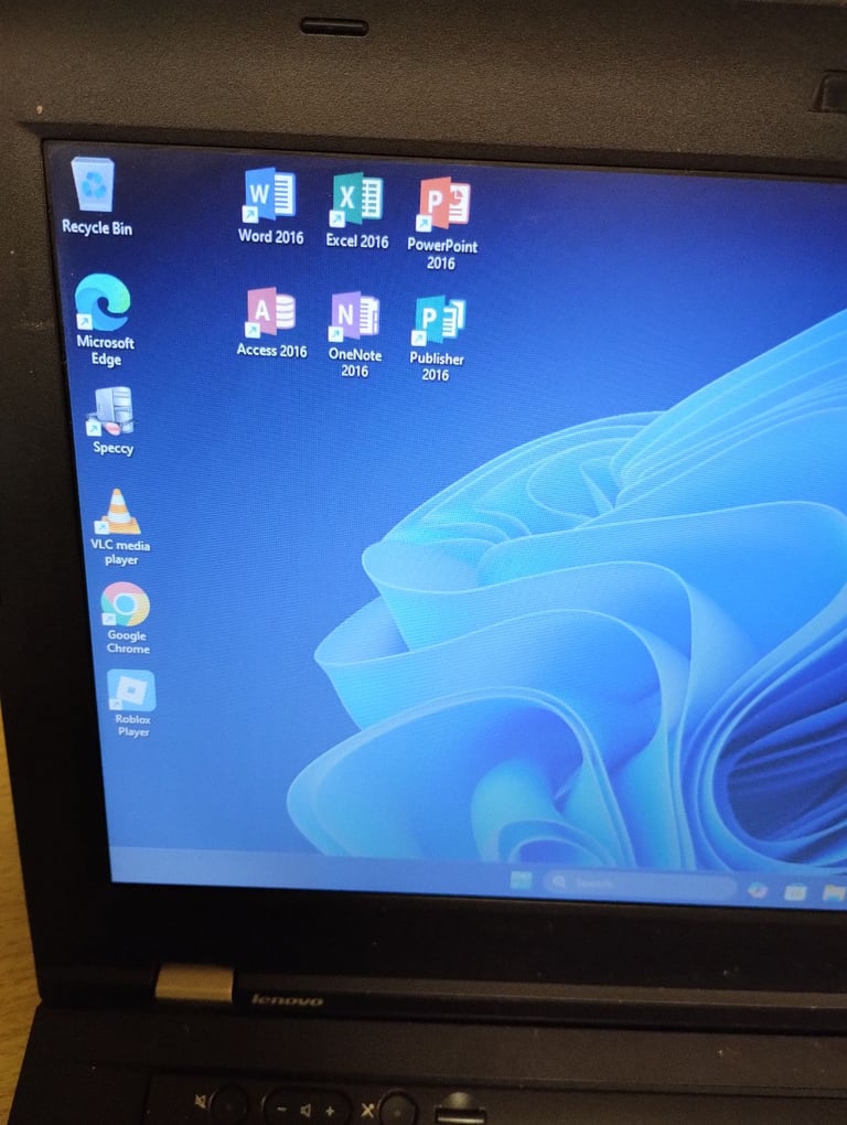 Windows 11, 16GB RAM, i5, 150GB SSD Solid State + 320GB HDD, FULL MICROSOFT OFFICE, Webcam, DVD.