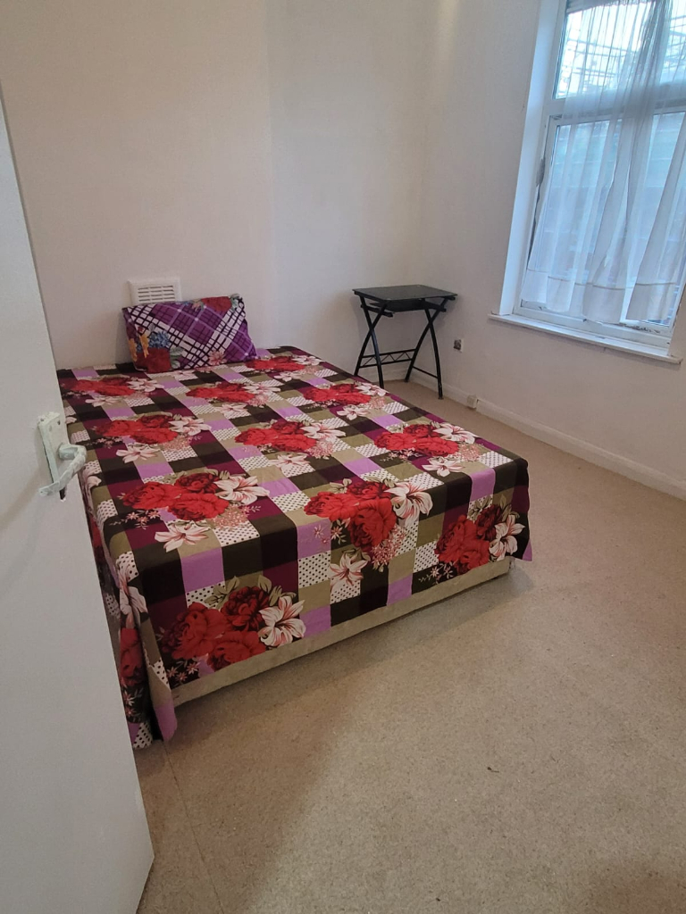 Double Bed Room Availble for Rent In newly Refurbished House