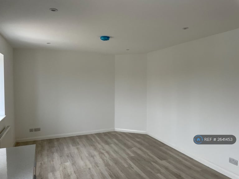 1 bedroom flat in Hampton Lane, Blackfield, Southampton, SO45 (1 bed) (#2641453)