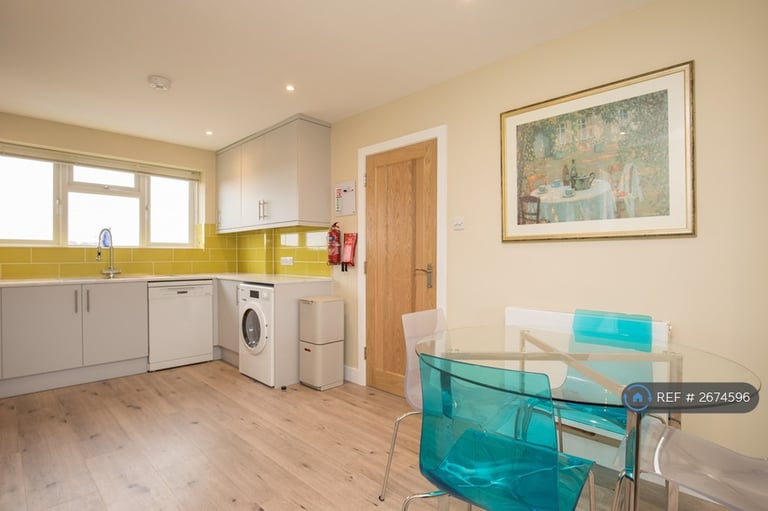 4 bedroom flat in Southway, Guildford, GU2 (4 bed) (#2674596)