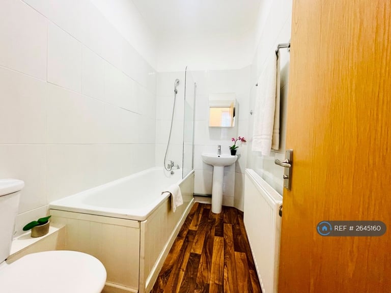 1 bedroom flat in Danbury Street, London, N1 (1 bed) (#2645160)