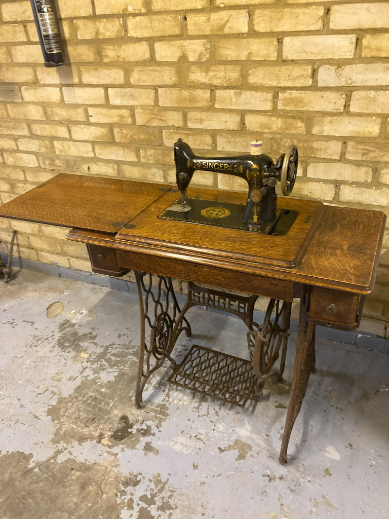 Singer sewing machine for Sale | Antiques | Gumtree