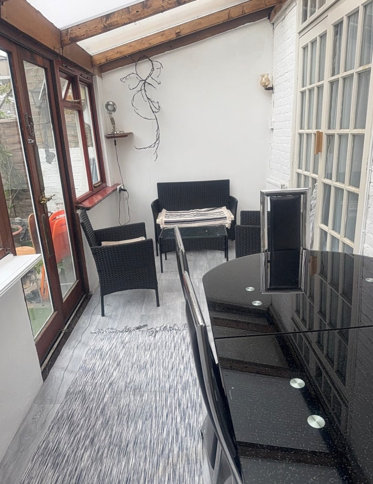 Double room in cozy river side house in Canary Wharf 