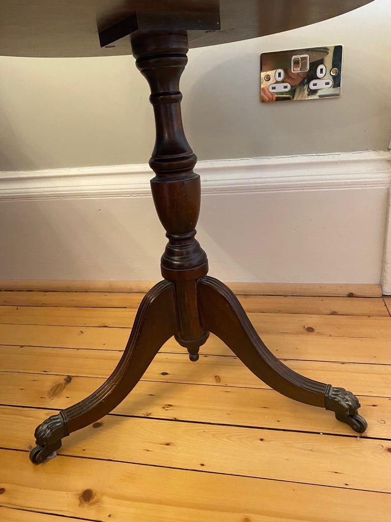 Antique Regency style green leather side end lamp wine drum table with drawers