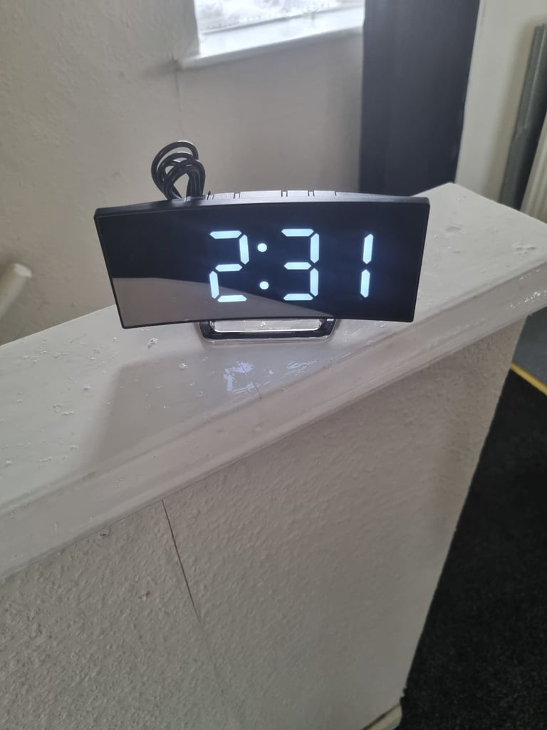 NEVER USED IT. LED ALARM CLOCK WITH TEMPTURE ON 