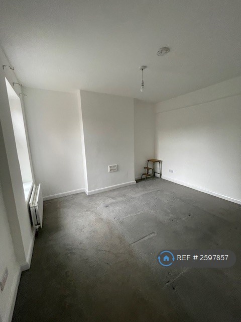 1 bedroom flat in Upper Elmers End Road, Beckenham, BR3 (1 bed) (#2597857)