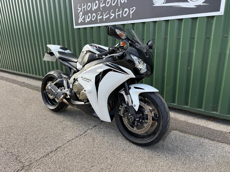 Honda CBR1000RR Fireblade 2008 White and Black 12k Miles Very Clean Bike 