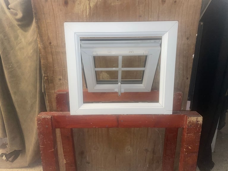 H 36.5 x W 47 cm - BEAUTIFUL SMALL GEORGIAN UPVC DOUBLE GLAZED WINDOW - CLEAR THERMAL (REF: SJ462)