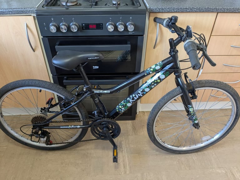 Girl's bike 24 inches wheels. 