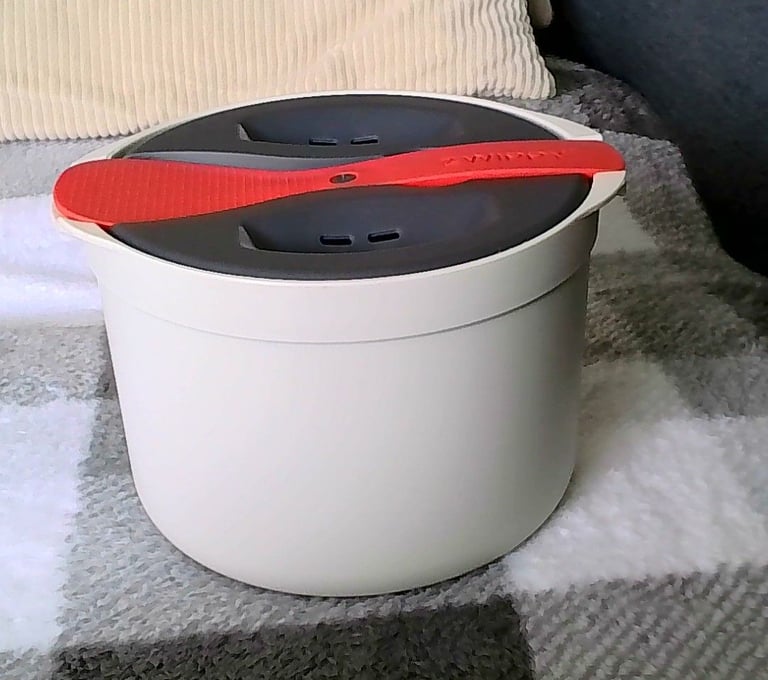 RICE COOKERS FOR THE MICROWAVE, CAKE DECORATING KIT AND SALT AND PEPPER GRINDERS
