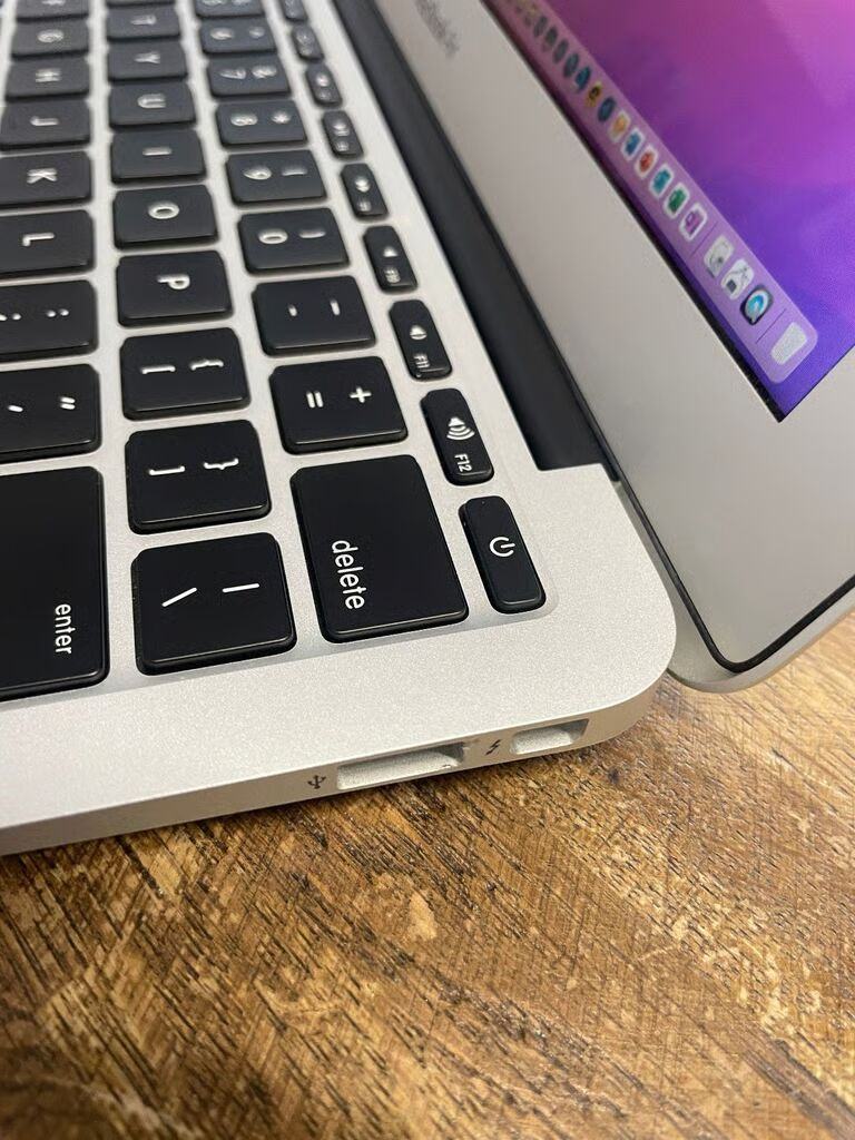 Apple MacBook Air 1.6GHz Dual Core Intel Core i5 4GB DDR3 256GB SSD 11" 2015 Adobe Suite Logic Pro