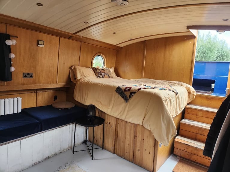 Large Houseboat, 2 beds 4 berths, 2 bathrooms, incl an ensuite, all bills included - SE18 6ST