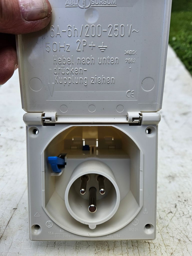 CARAVAN  240V 16 Amp 3 PIN MAINS PLUG INLET BOX WHITE - AS NEW