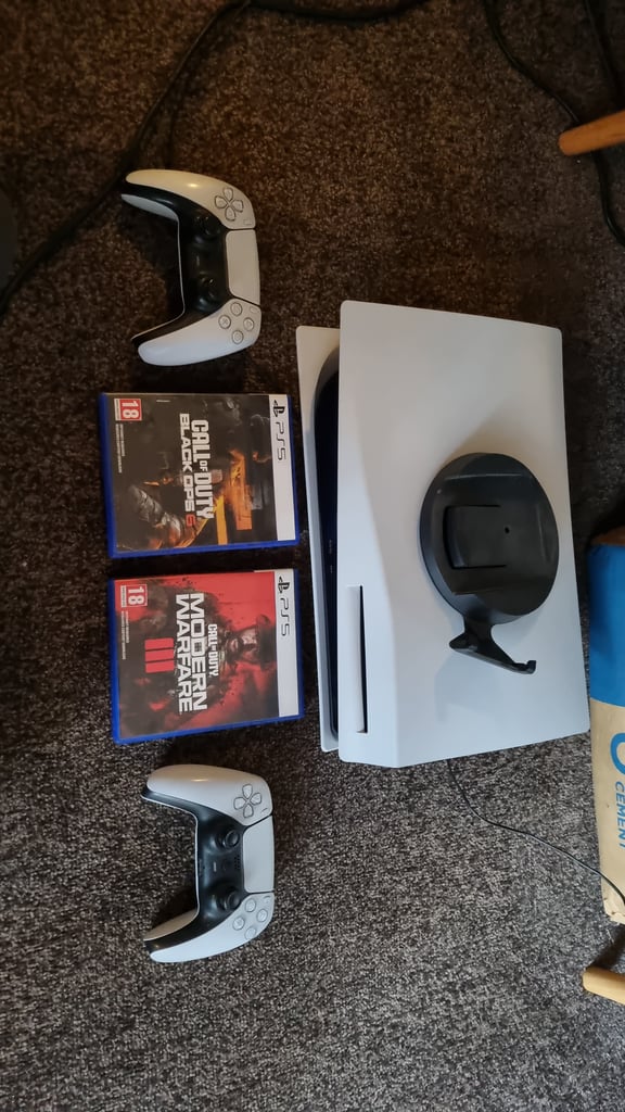 Ps5 with 2 controlers and 2 games 