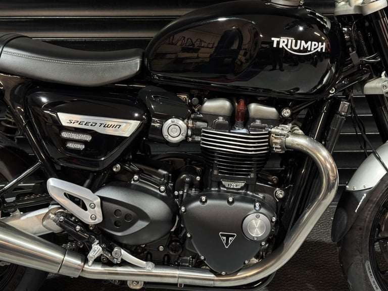 TRIUMPH SPEED TWIN 1200 Only 4965 Miles -Fairing  Tail Tidy 
