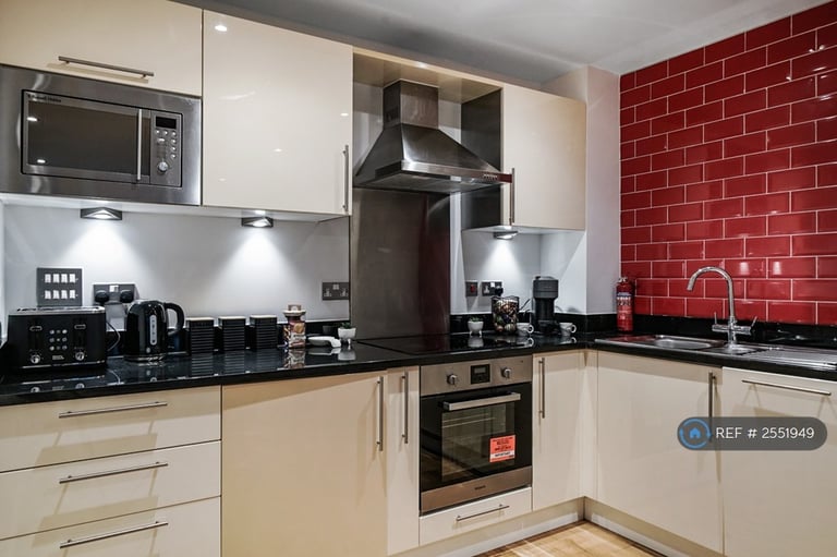 1 bedroom flat in Colbalt Point, London, E14 (1 bed) (#2551949)