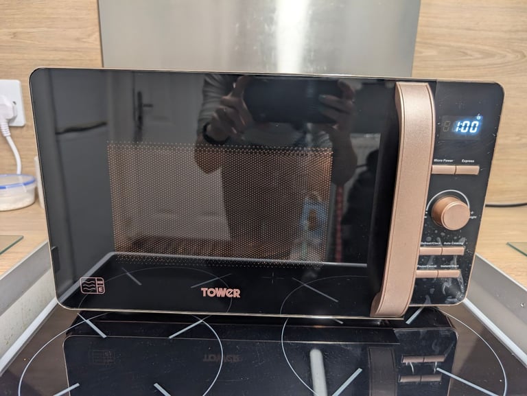 Microwave and toaster free to collect