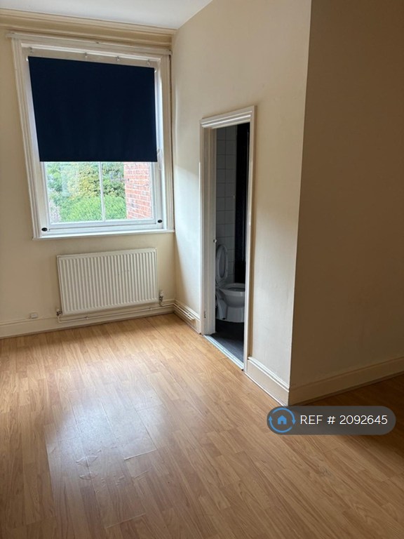 1 bedroom flat in Broad Street, Leek, ST13 (1 bed) (#2092645)