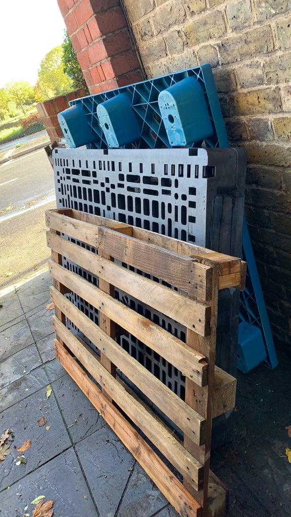 Free plastic pallets pick up