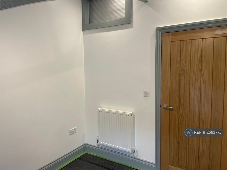 2 bedroom flat in Clay Hill, Beenham, Reading, RG7 (2 bed) (#2663775)