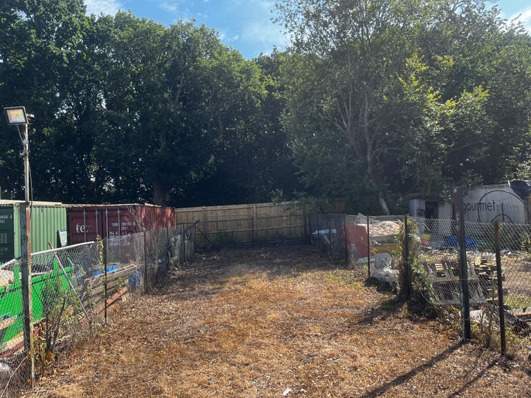 TO LET: SECURE YARDS / BURGESS HILL / FLEXIBLE TERMS / AVAILABLE NOW! 1,000 to 7,500 sq ft