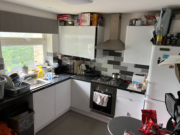 Room available - 5 mins walk to Ashford International Station 