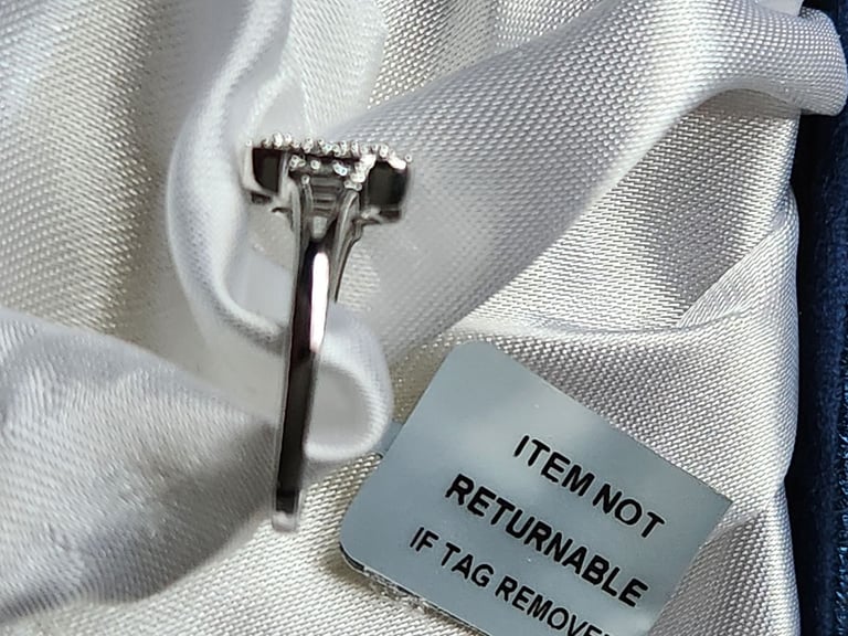 9ct White Gold Size M 32 Diamonds half Eternity Ring SGL Certification New Gold