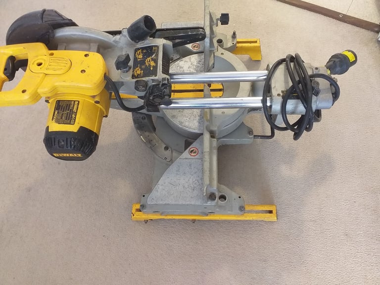 Dewalt sliding Miter Saw 110 V 1600W  