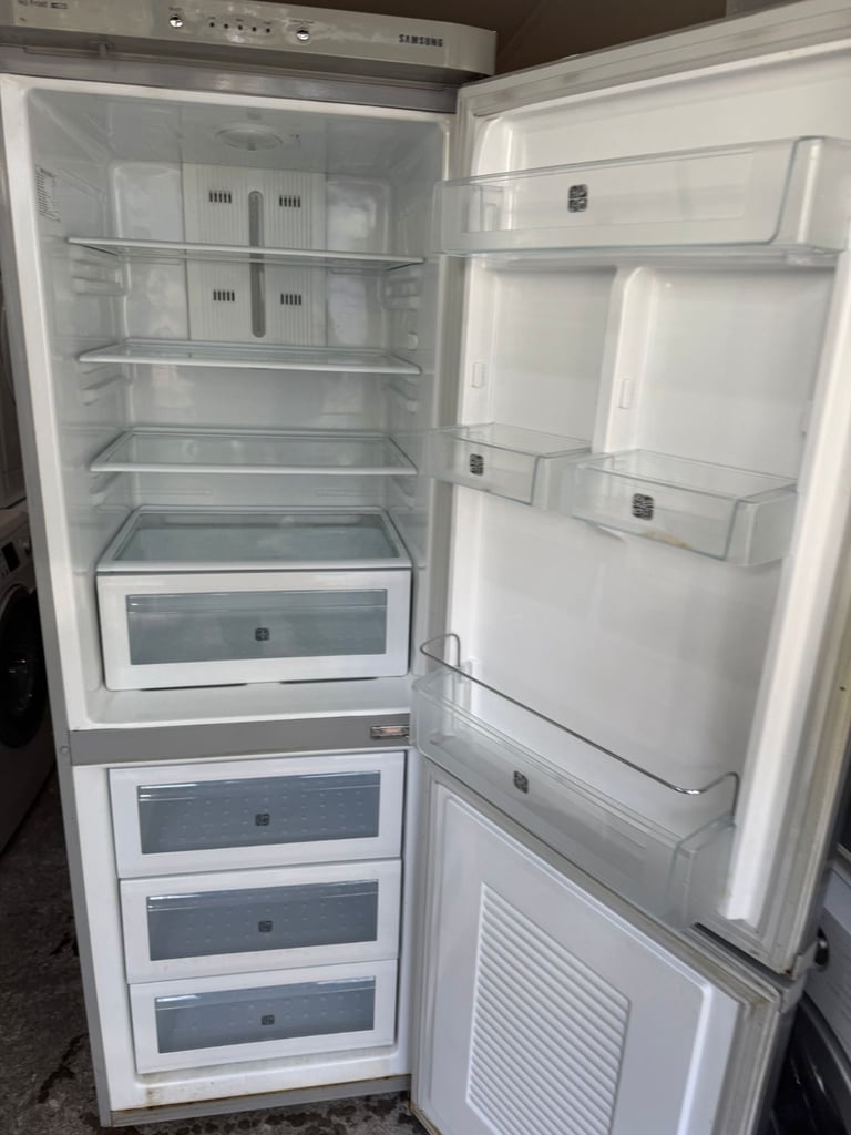Samsung Fridge Freezer With Free Delivery N Warranty 