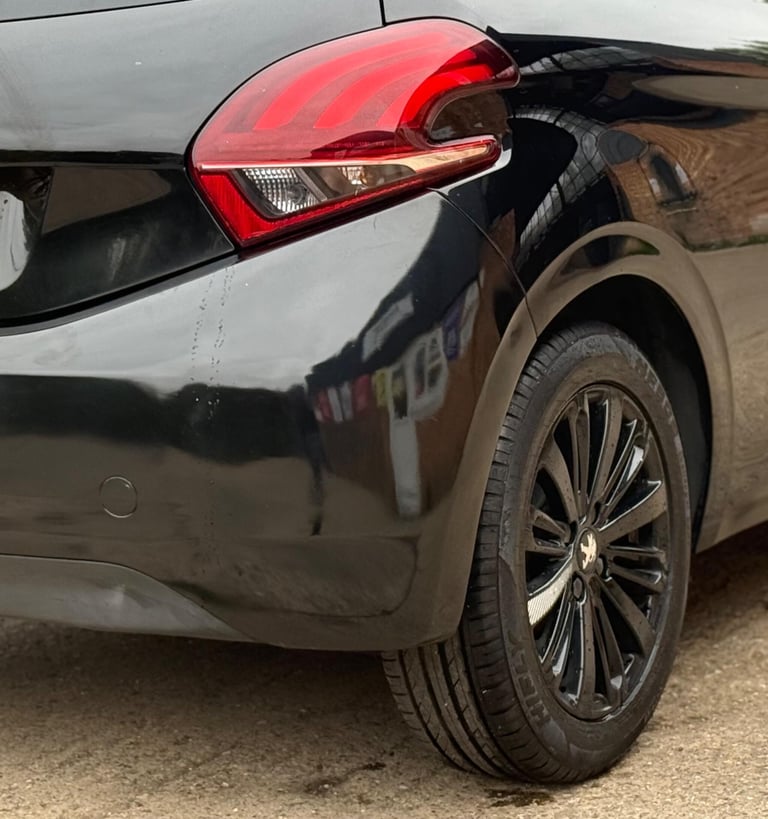 2018 Peugeot 208 1.2 PureTech Black Edition Euro 6 3dr Petrol