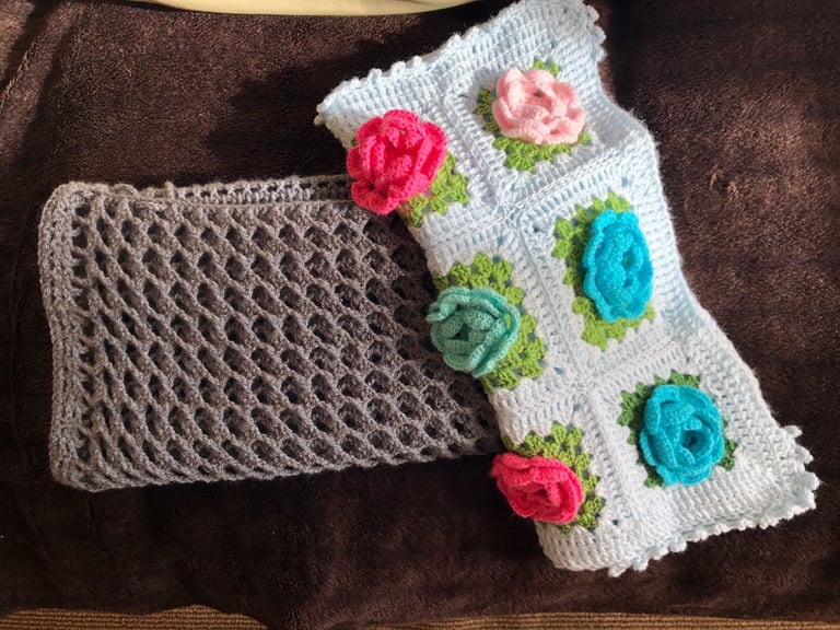 Handmade Crochet Blanket 155x155cm with 2 Free Cushion Covers – Beautiful Gift Set