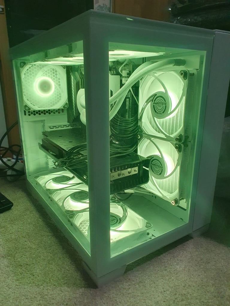 Ryzen 7 5700X3D, RX 6800 16GB GPU, 32GB Ram, Lan Li Case, Windows 11