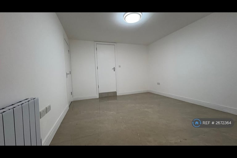 1 bedroom flat in Castle Hill Parade, London, W13 (1 bed) (#2672364)