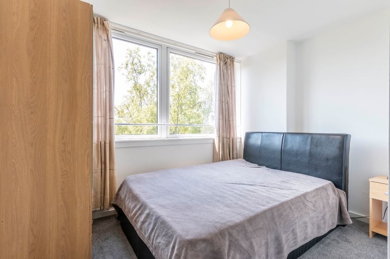 Desirable, 3-bedroom, HMO flat with parking, near the Gyle - available October