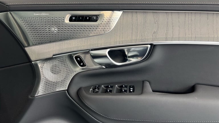 2025 Volvo XC90 Ultra, T8 AWD Plug-in hybrid, Dark, 7 Seats (BLIS, Panoramic Sunroof) Estate Petr...