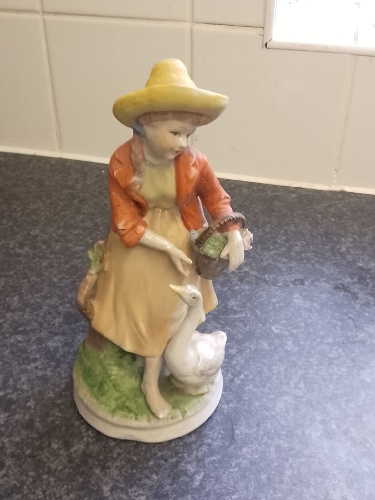 image for ANTIQUE MEISISEN PAIR 1700 ORIGINAL. GIRL FEEDING GEESE 