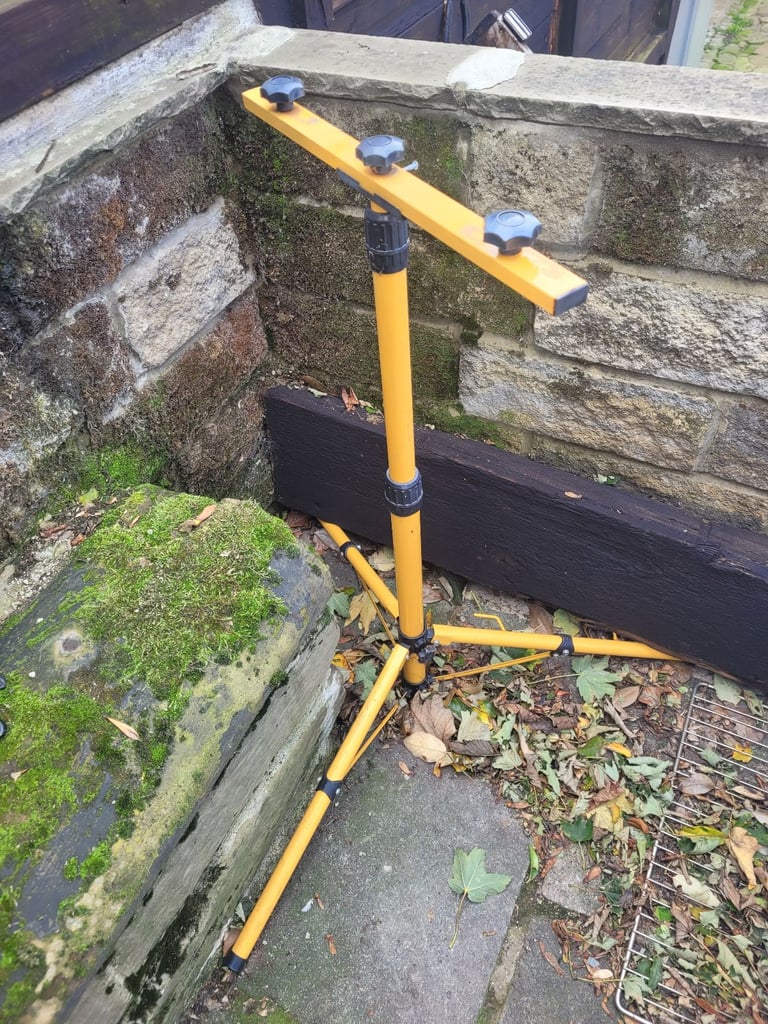 Adjustable builders light tripod NO LIGHTS JUST STAND